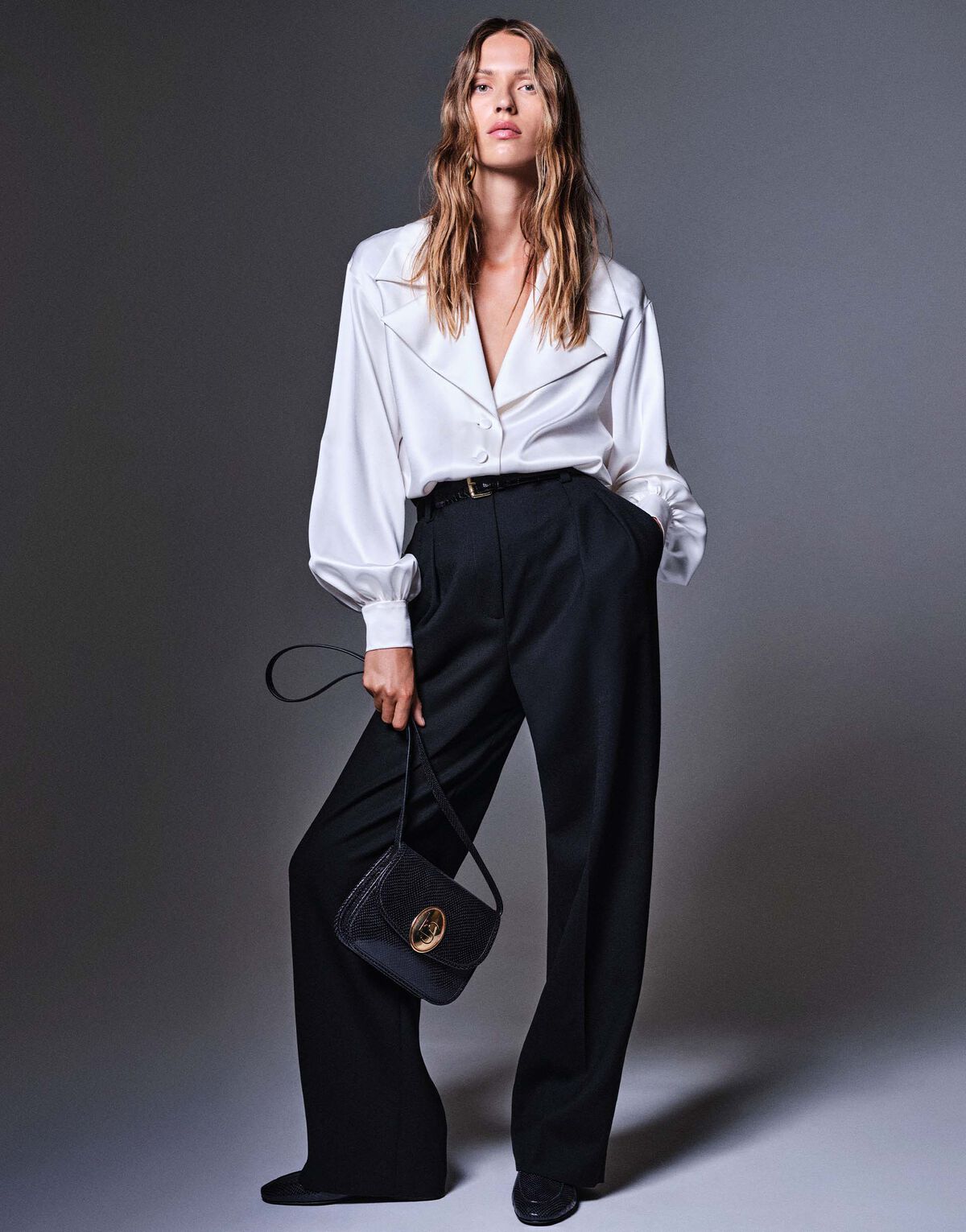Luisa Spagnoli, campagna Autunno/Inverno 2026: camicia bianca e pantaloni neri ampi